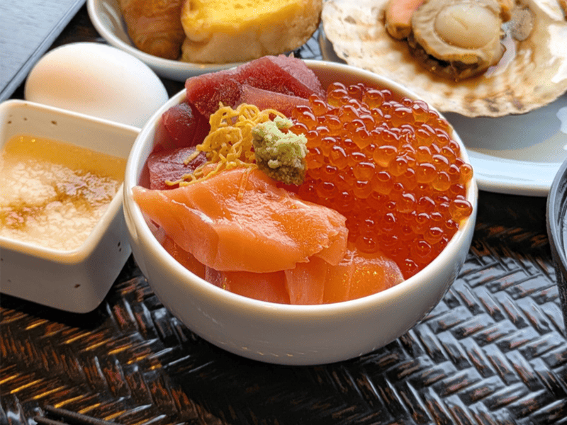 北海道の美味しい海鮮丼の写真